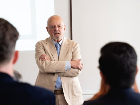 Dominique Bayon intervenant lors d’une conférence sur la reprise d’entreprise