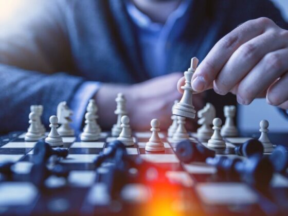 Pièces d'échecs sur un échiquier, illustration de la veille Mayday sur les entreprises en difficulté